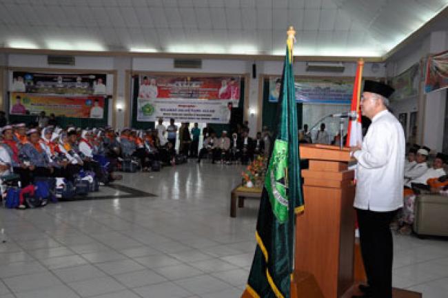 Wagubri Lepas calon jama`ah haji kloter II Embarkasi Batam